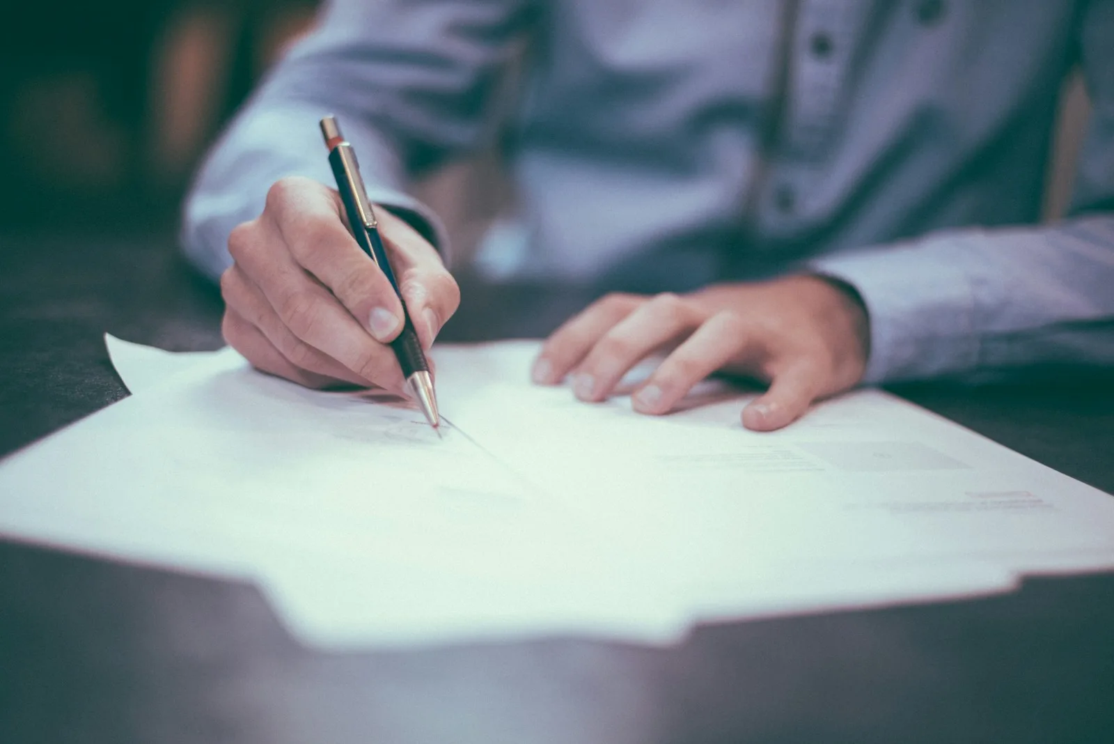 Accountant aan bureau met financiele documenten — AI voor accountantskantoren