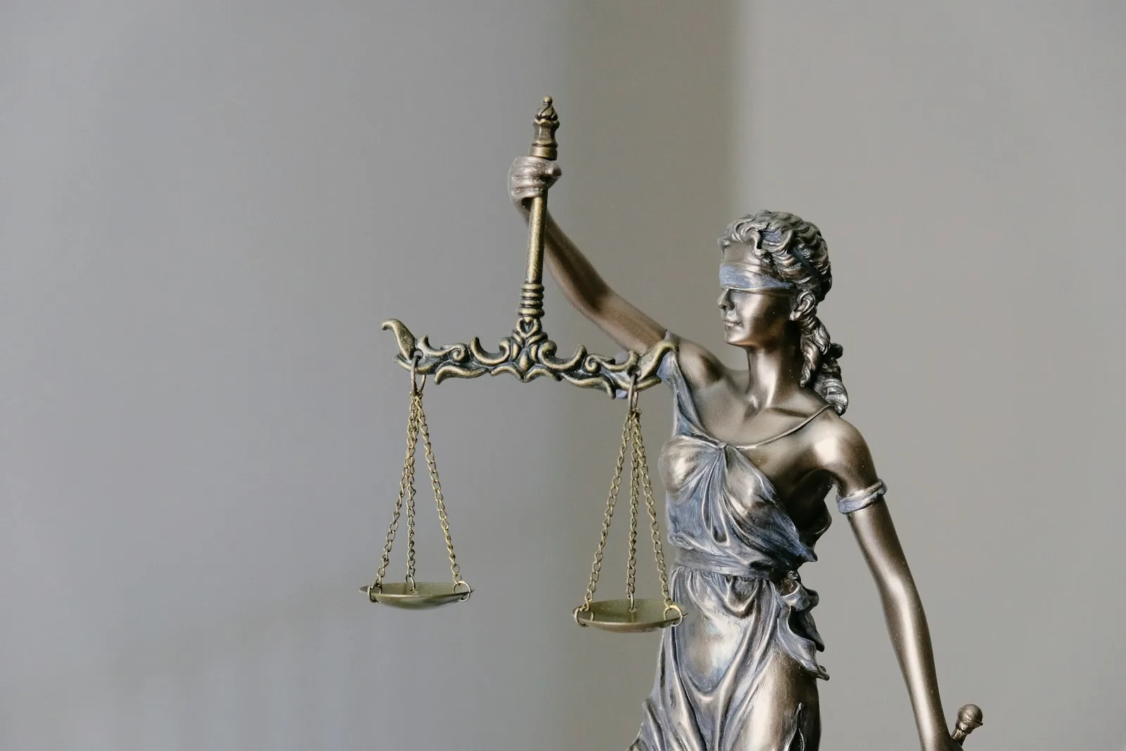 Vrouwe Justitia statue — AI voor advocatenkantoren en juridische dienstverlening