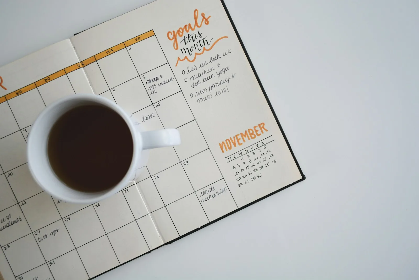 Maandagenda met koffiebeker — automatisch afspraken inplannen via AI