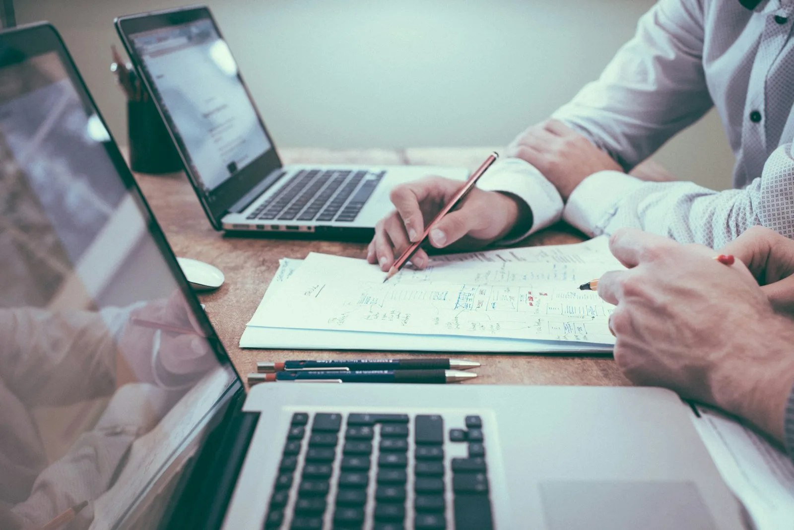 Twee laptops met paperwork analyse — Aanloop AI audit voor Nederlandse MKB-bedrijven
