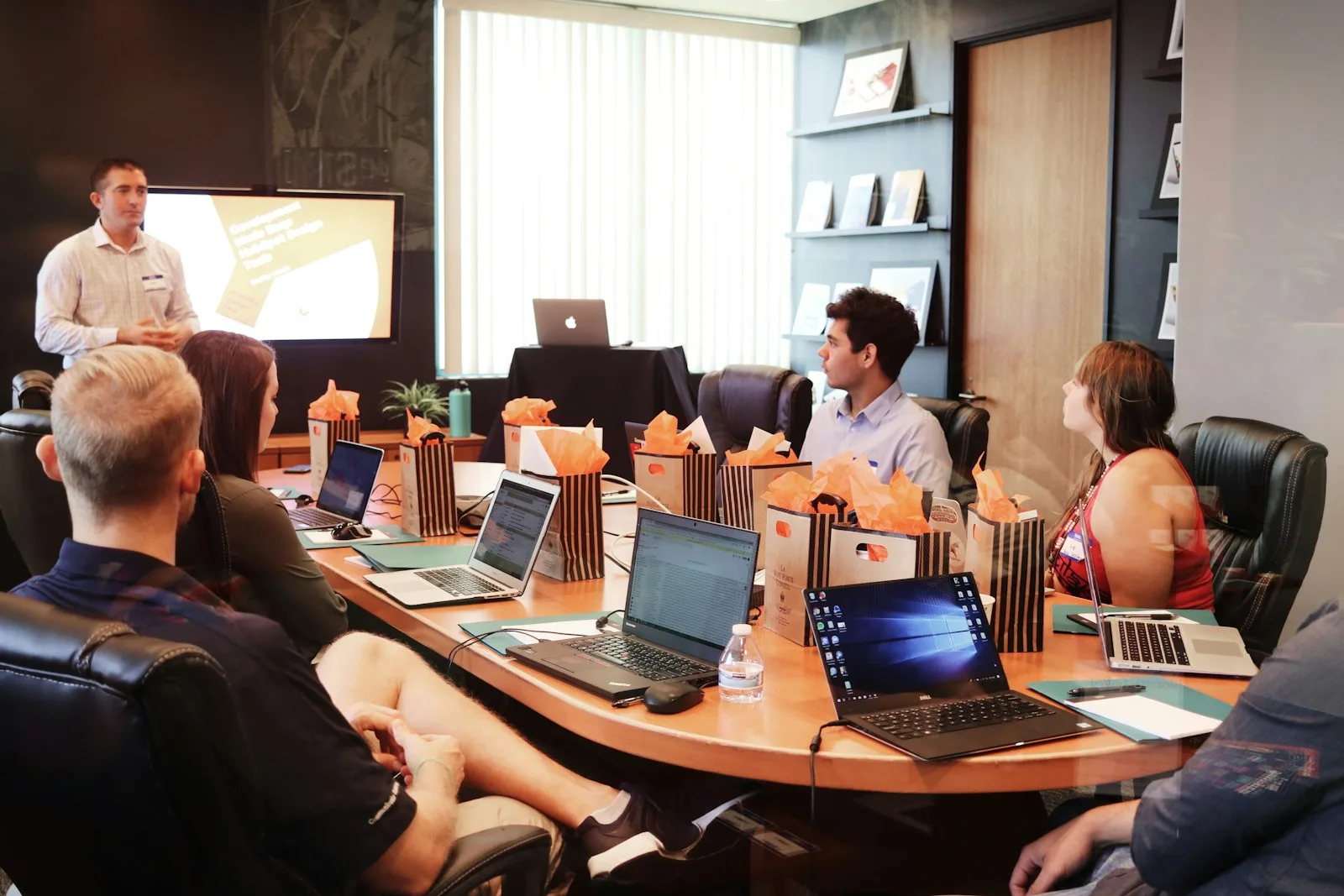 Zakelijke teampresentatie in vergaderzaal — voorbeeld-scenario's voor AI-implementatie per sector