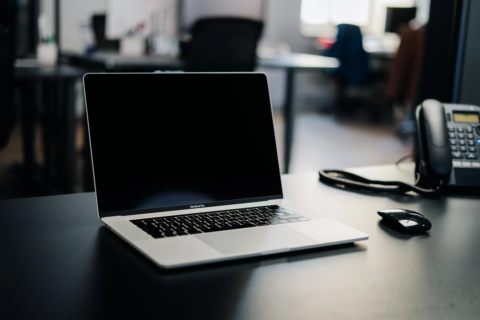 Modern bureau met laptop en telefoon — AI chatbot voor uw website