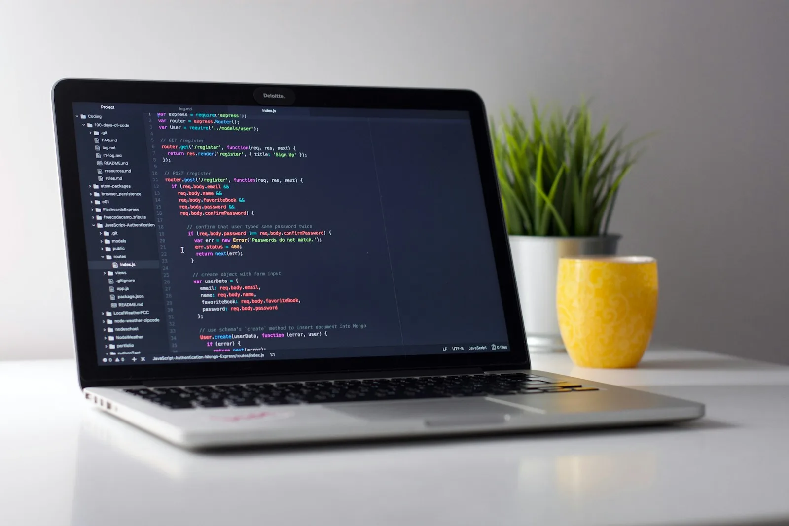 Code editor op MacBook Pro — custom AI workflows op maat voor uw bedrijf