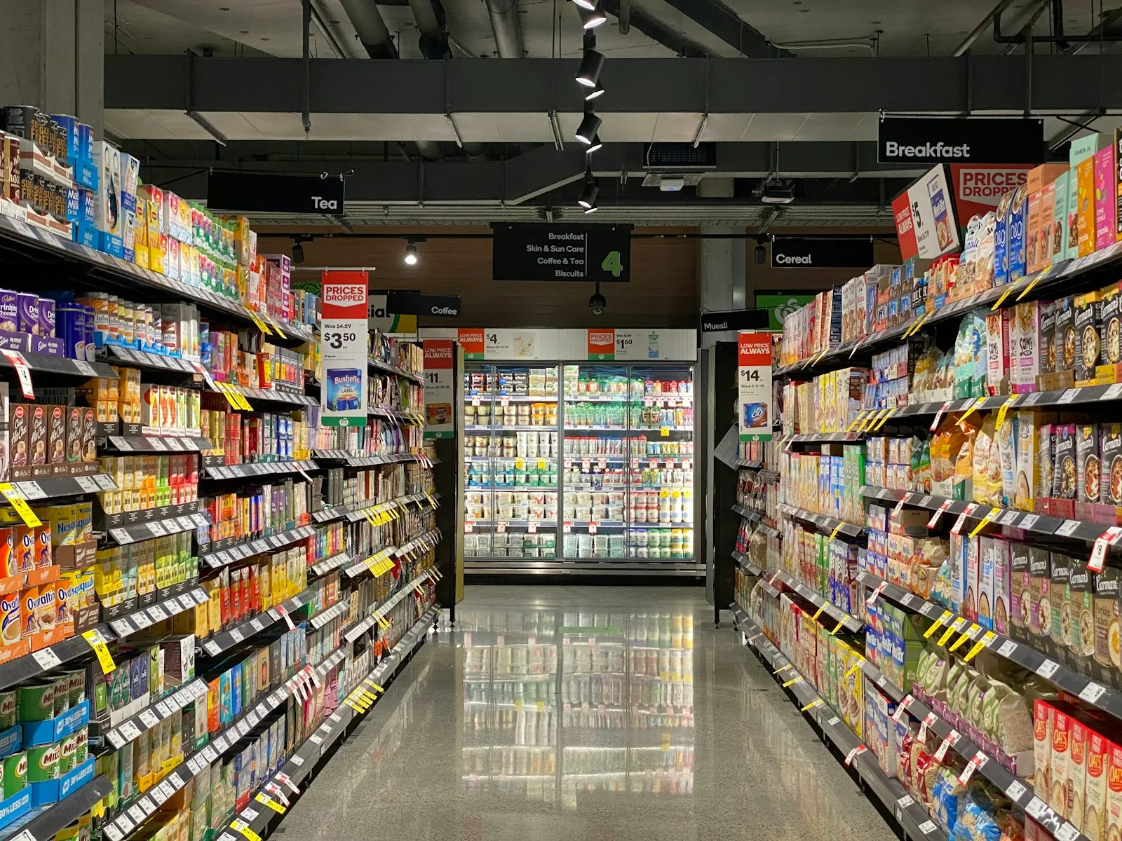 Modern Nederlands supermarkt-/retail-interieur — AI voor detailhandel en e-commerce