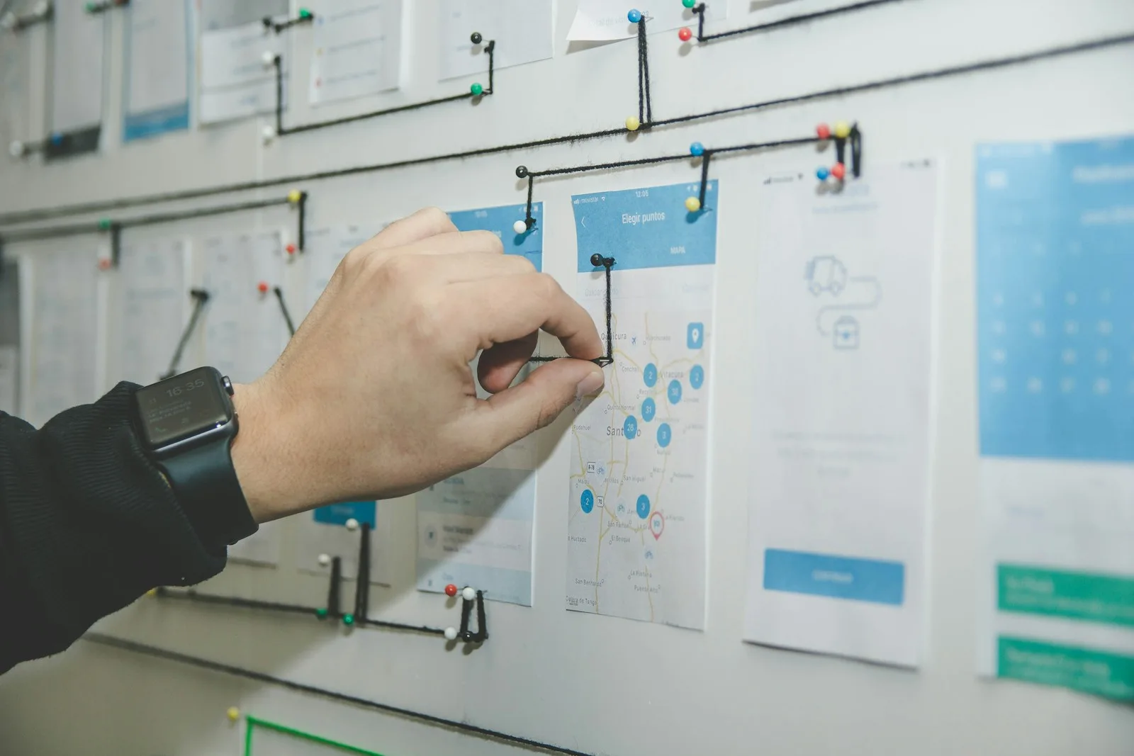 Process flow op whiteboard — overzicht van 15 AI-oplossingen voor Nederlandse MKB