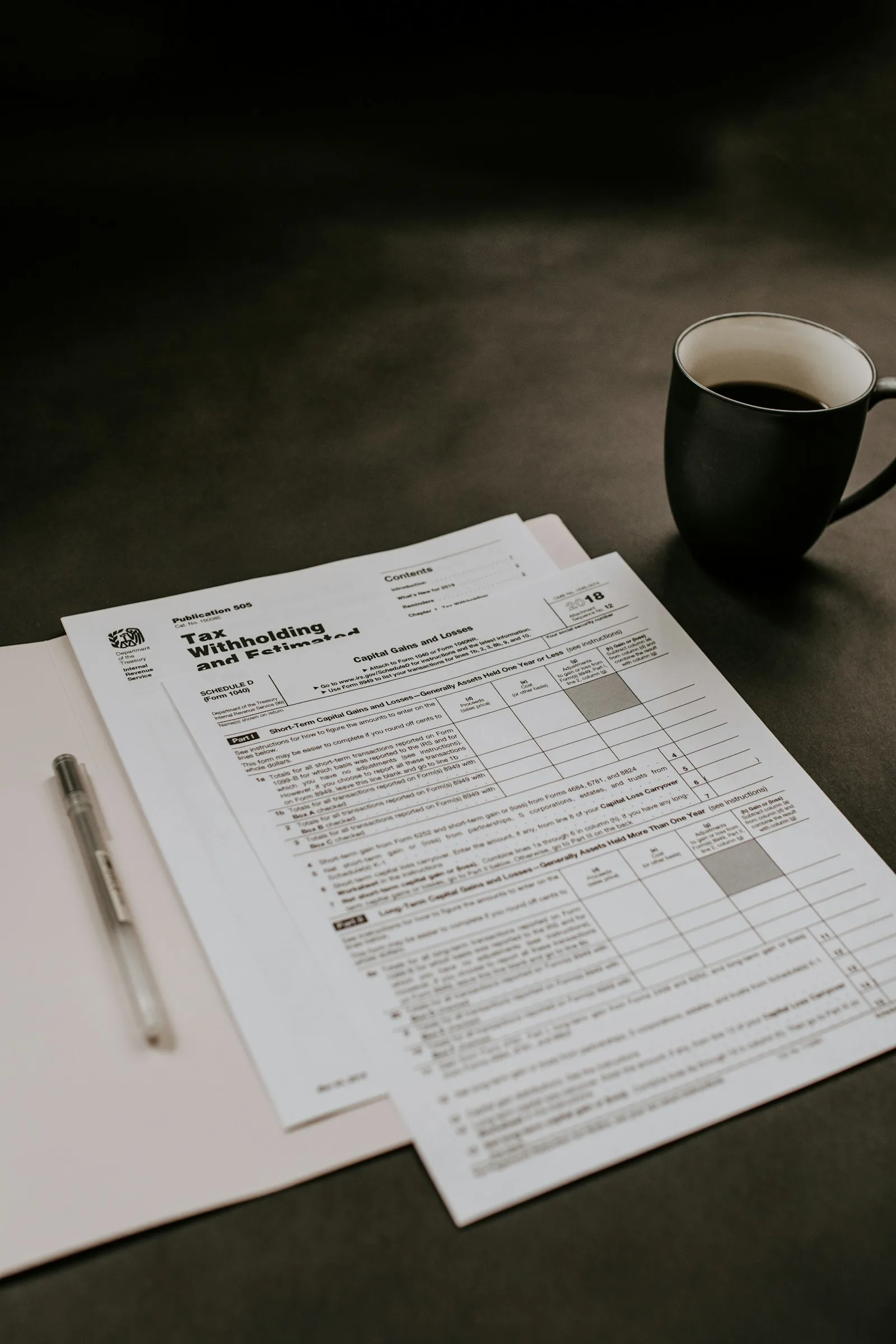 Documenten en koffie op donker bureau — automatische document processing met AI
