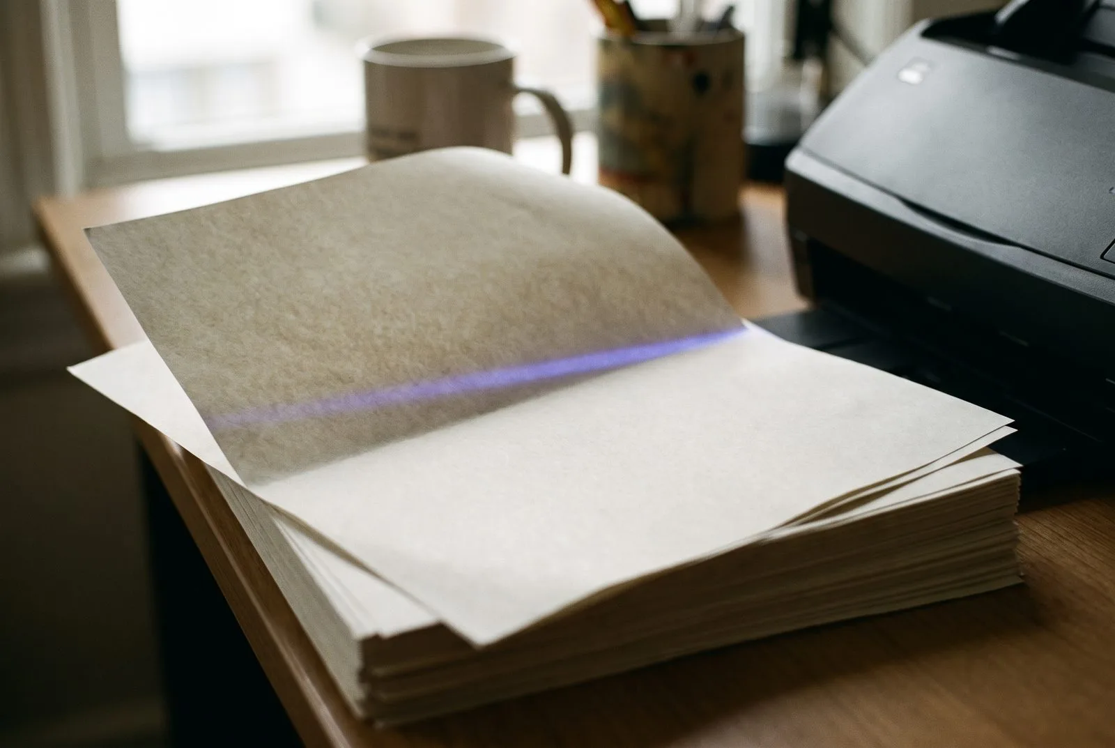 Stapel facturen naast een documentscanner met AI-leeslijn — automatische document processing met AI