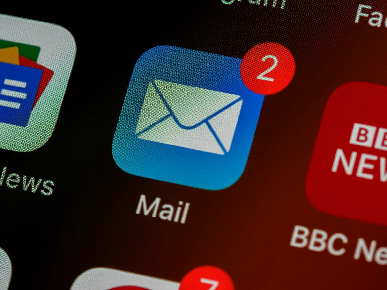 Mail-app icoon met notificatiebadge op smartphone — AI e-mail assistent voor MKB