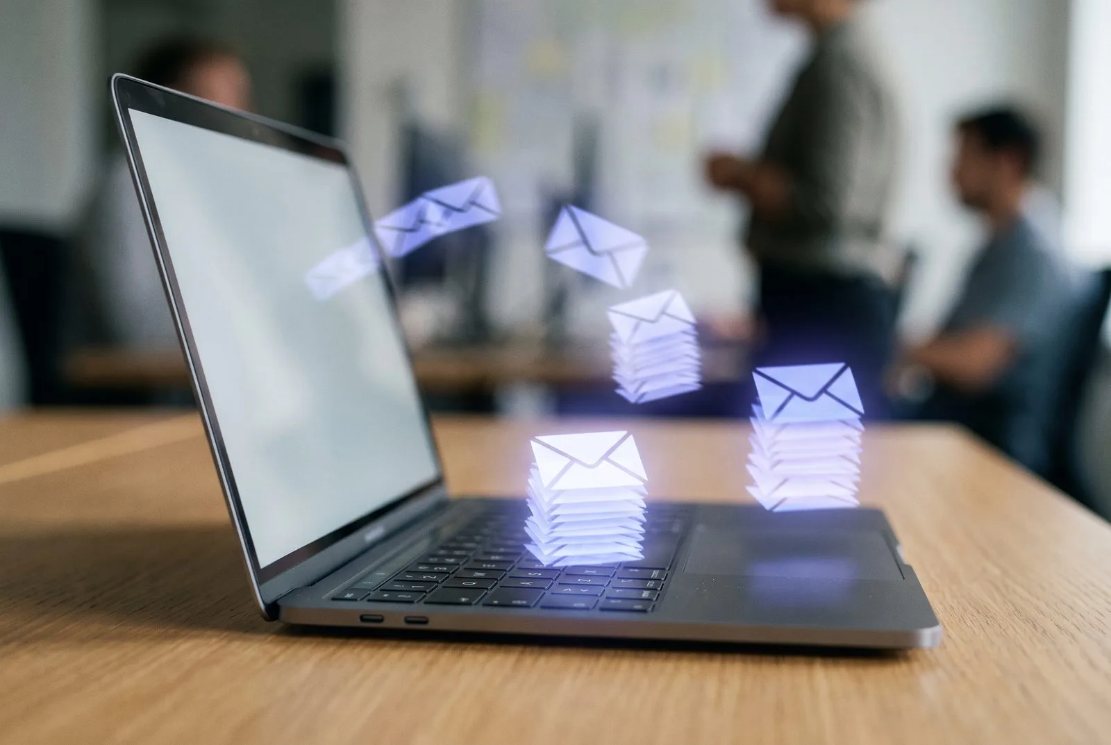Laptop waaruit envelopjes van licht in drie nette stapels worden gesorteerd — AI e-mail assistent voor MKB
