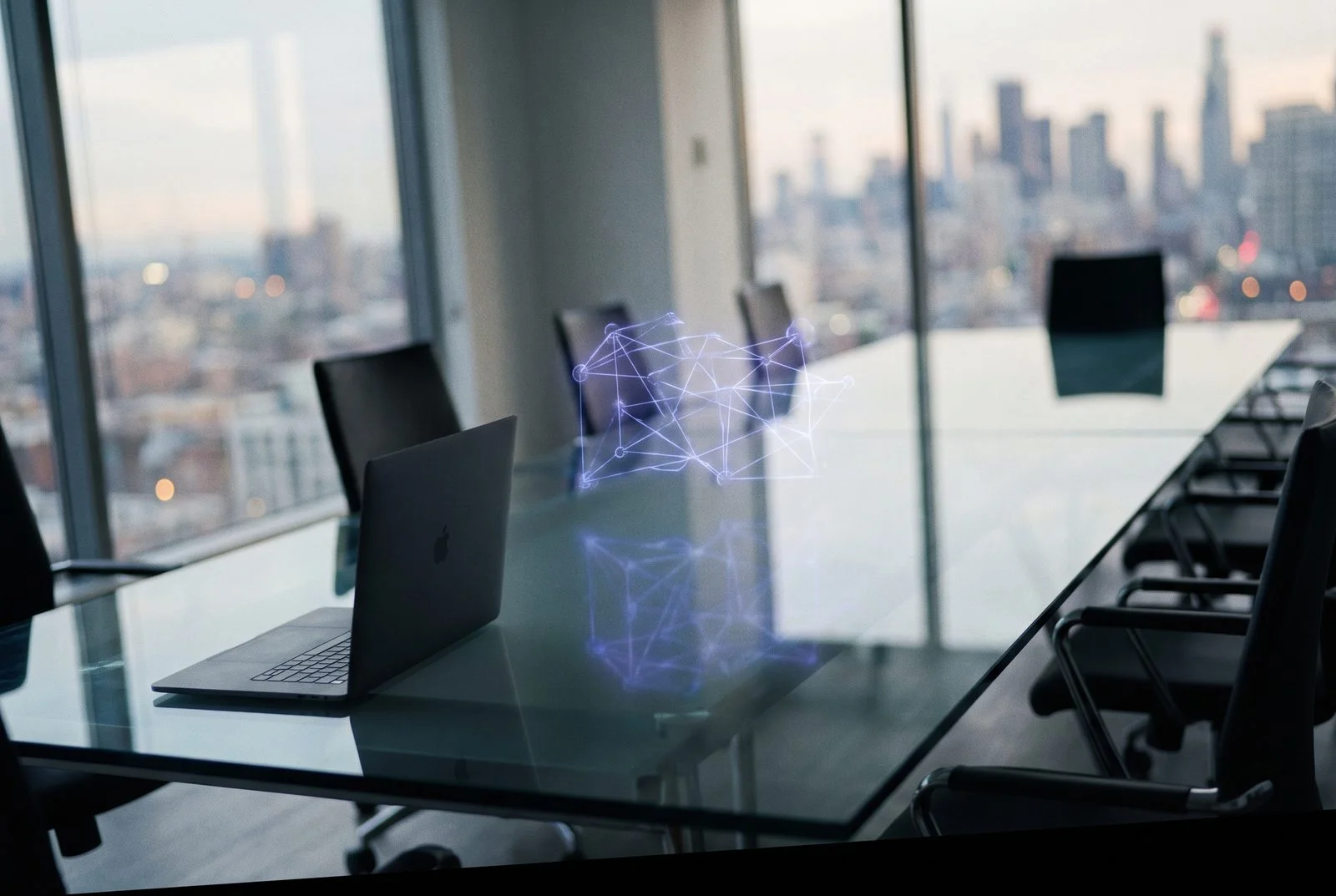 Boardroom op hoogte met glazen tafel en AI-netwerkdiagram, stadslichten beneden — Aanloop AI voor organisaties met 200+ medewerkers