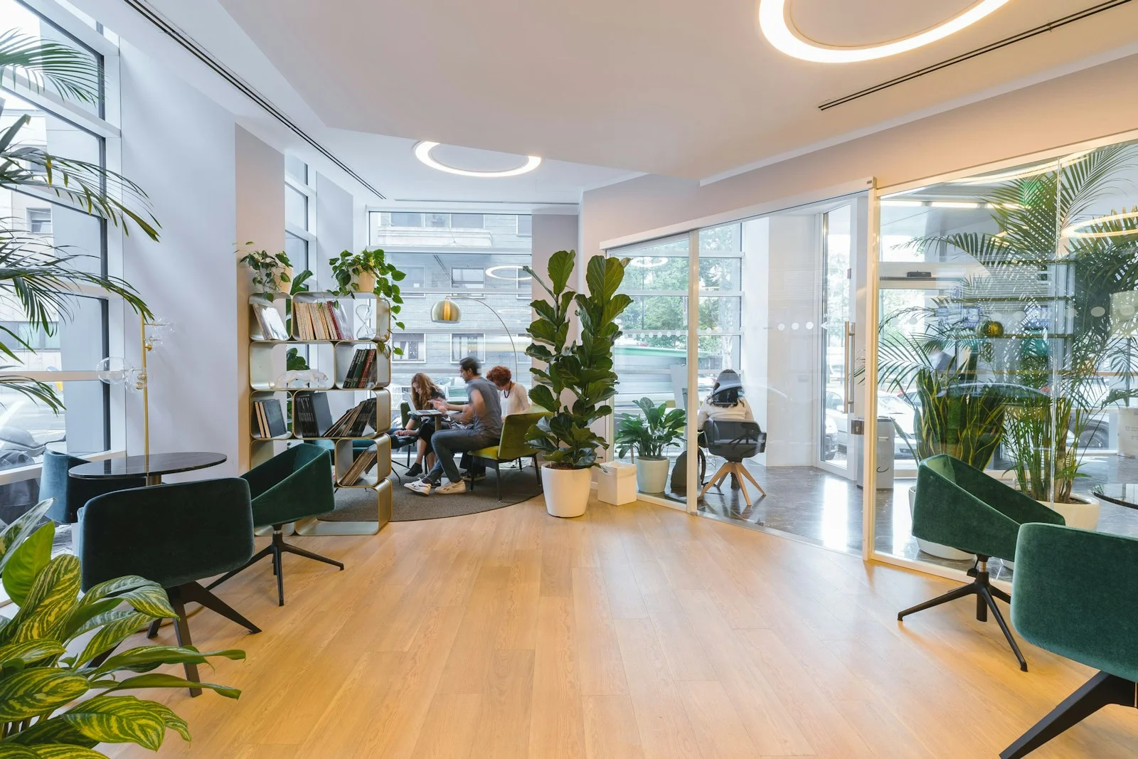 Modern enterprise kantoor met team-werkruimte — Aanloop AI voor organisaties met 200+ medewerkers