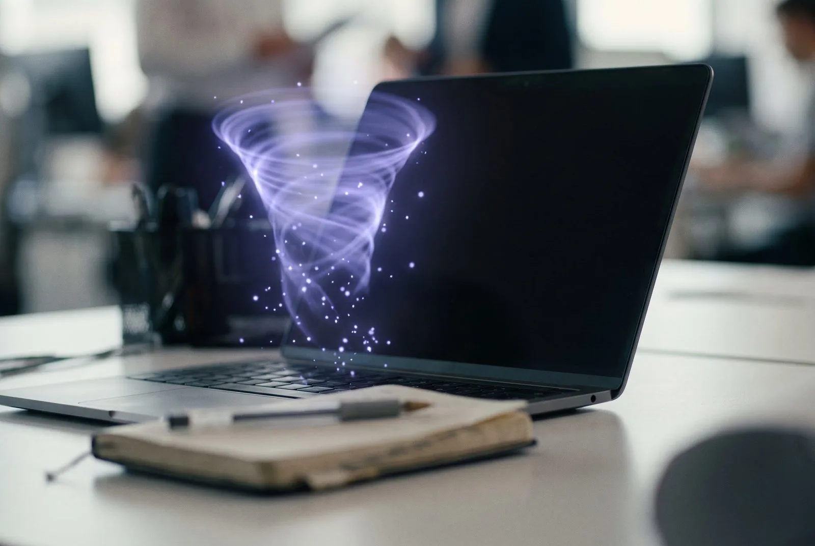 Sales-bureau met een lichtgevende AI-funnel boven de laptop — AI lead qualification met BANT-model