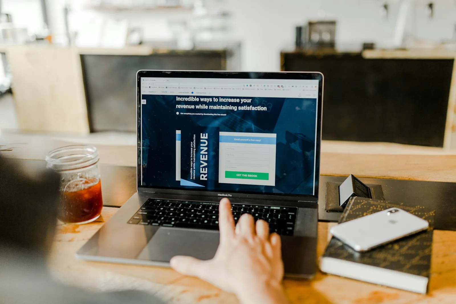 Laptop met conversie-pagina — AI lead qualification met BANT-model