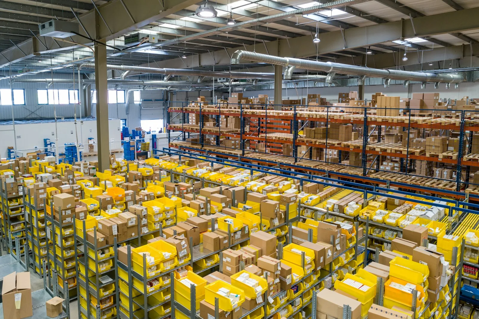Modern logistiek-distributiecentrum — AI voor transporteurs en MKB Nederland