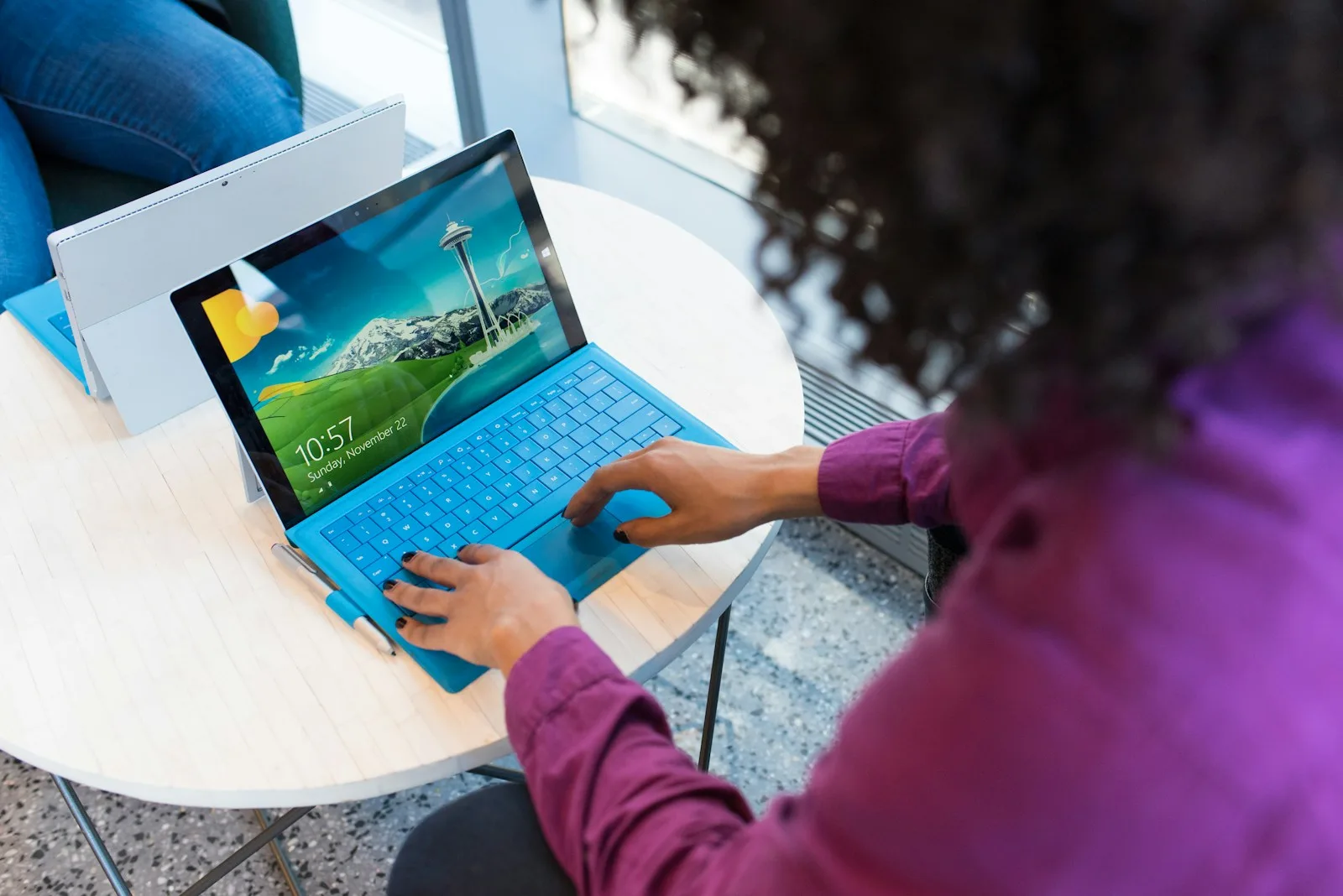 Professional aan het werk met laptop op licht kantoor — AI receptionist voor Nederlandse MKB-bedrijven