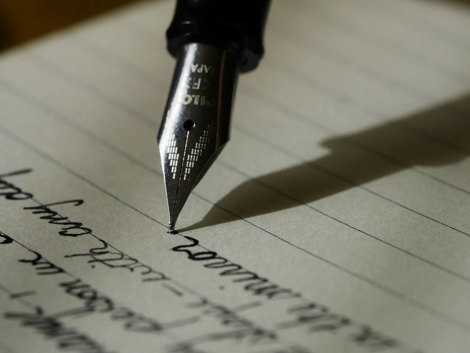 Vulpen schrijft op gelinieerd papier — AI SEO content generator voor Nederlandse MKB
