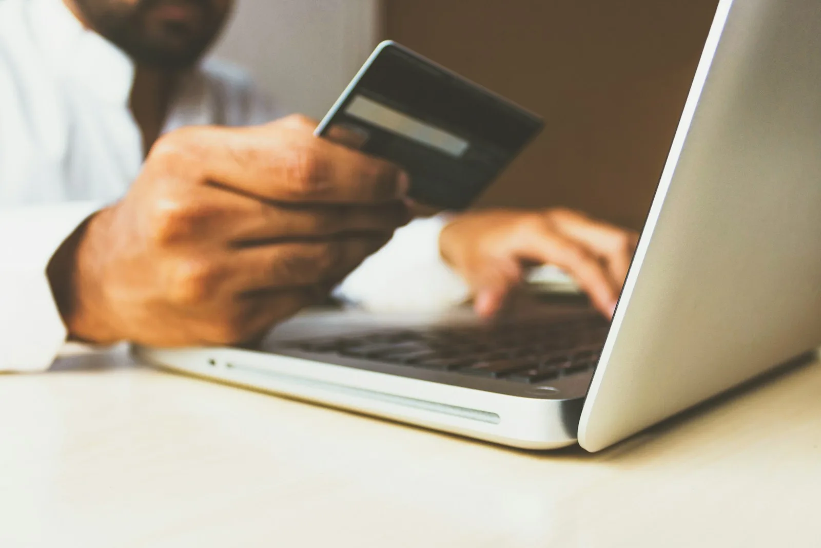 Online shopping met laptop en creditcard — AI voor webshops en e-commerce