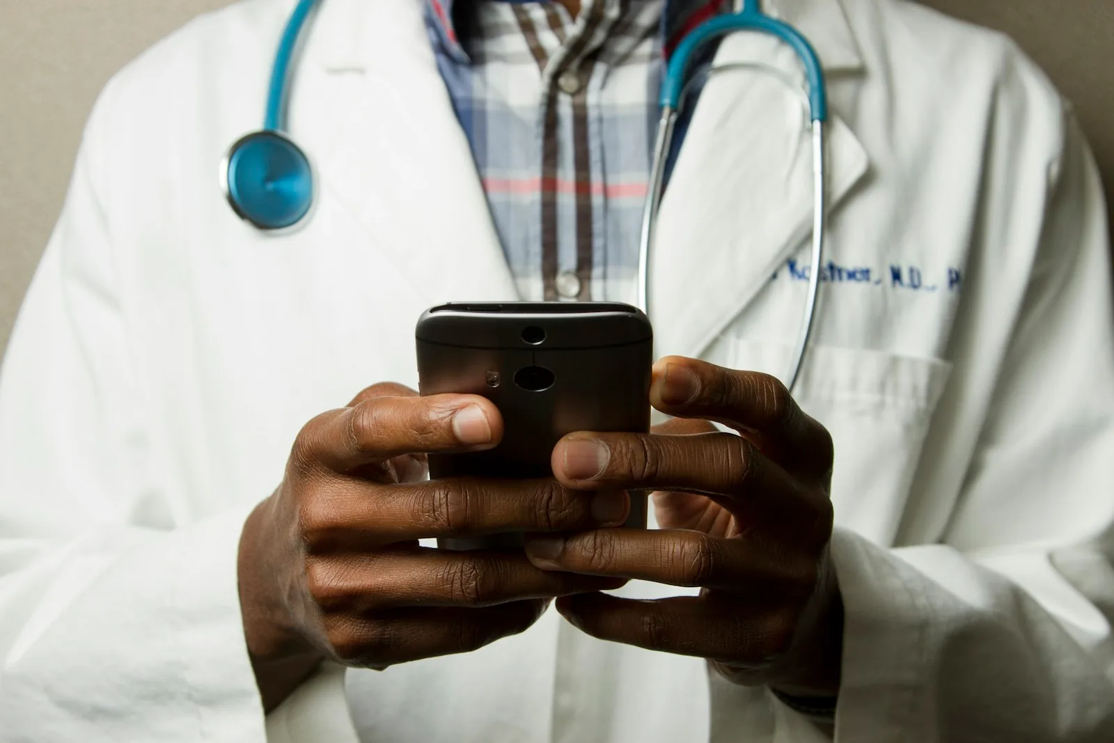 Zorgprofessional met smartphone — AI voor zorgverleners NEN 7510 compliant