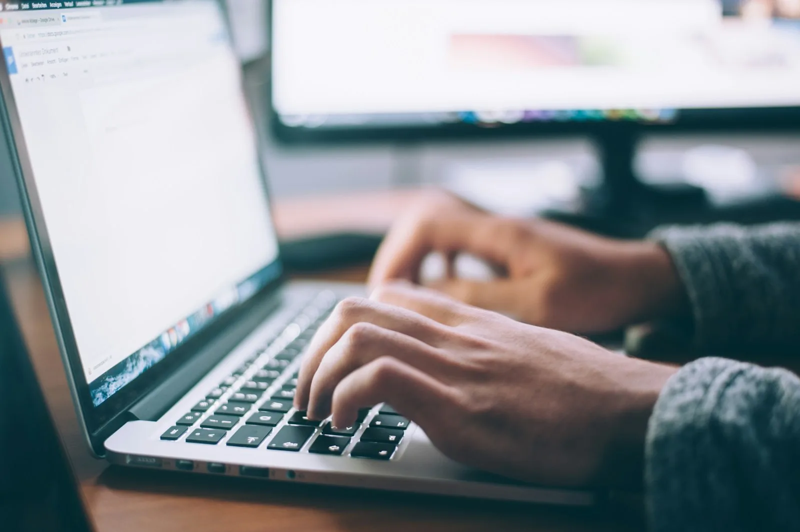 ZZP-professional werkt op laptop — AI voor freelancers en zelfstandigen