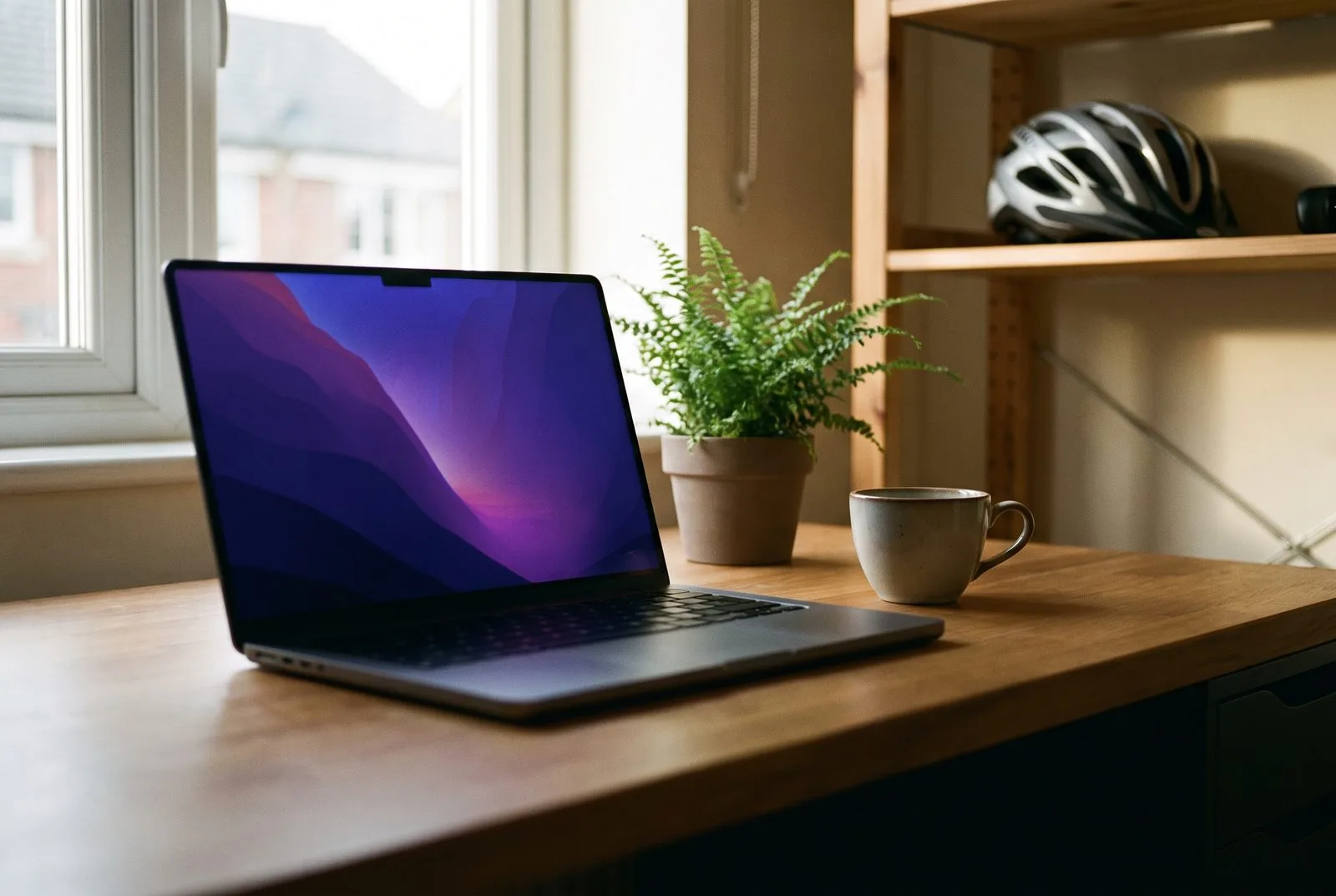 Thuiswerkplek van een zzp'er met laptop, koffie en plant — AI voor freelancers en zelfstandigen